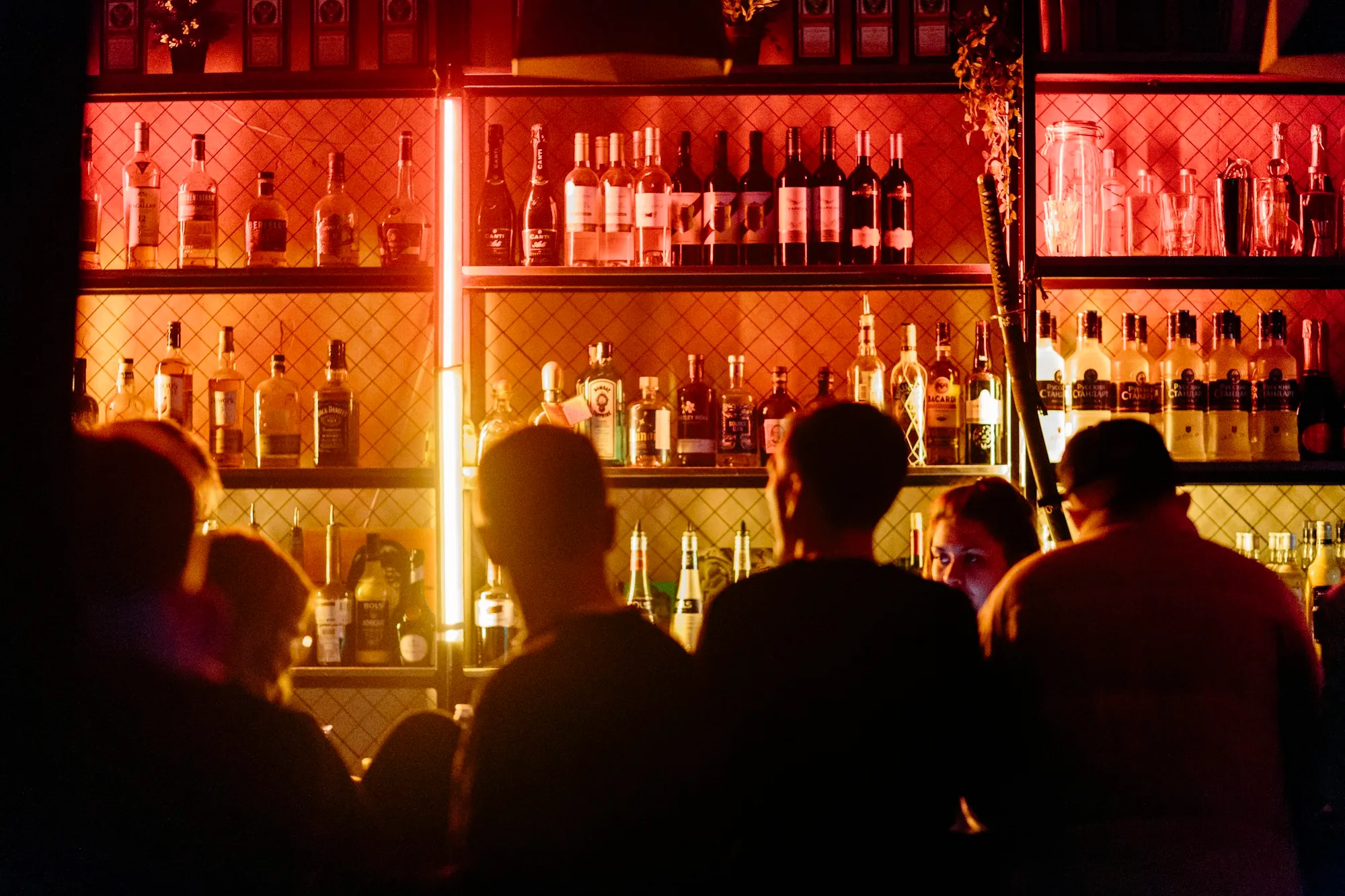 Groupe au bar sous des lumières chaudes