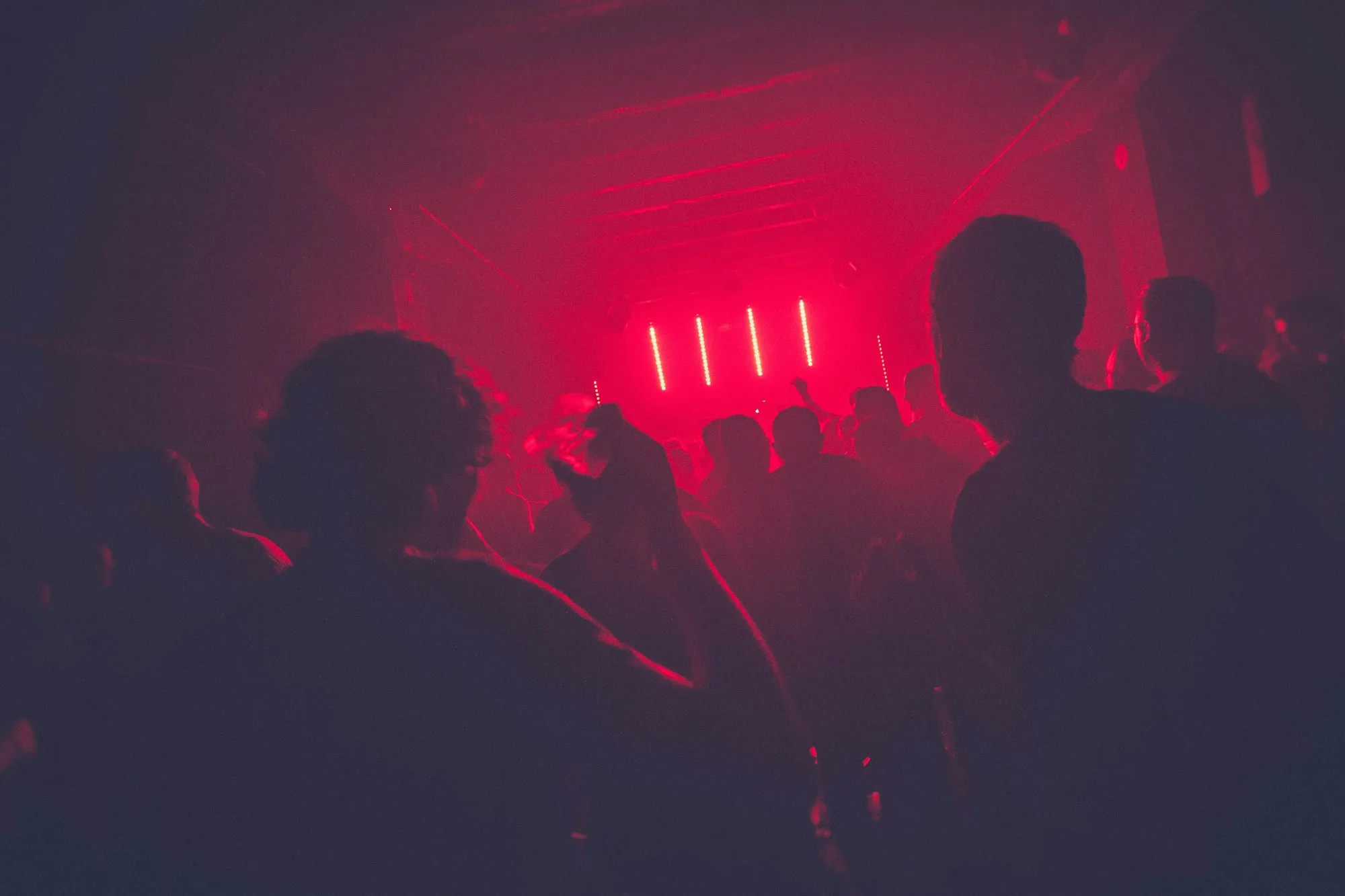 Silhouettes qui dansent sous une lumière rouge