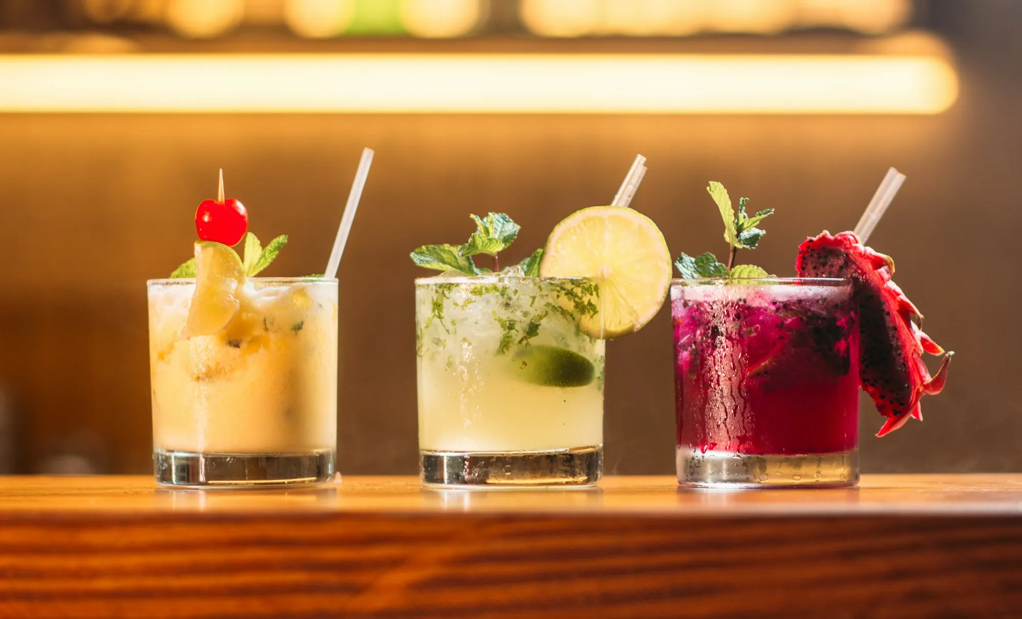 Cocktails colorés sur le comptoir