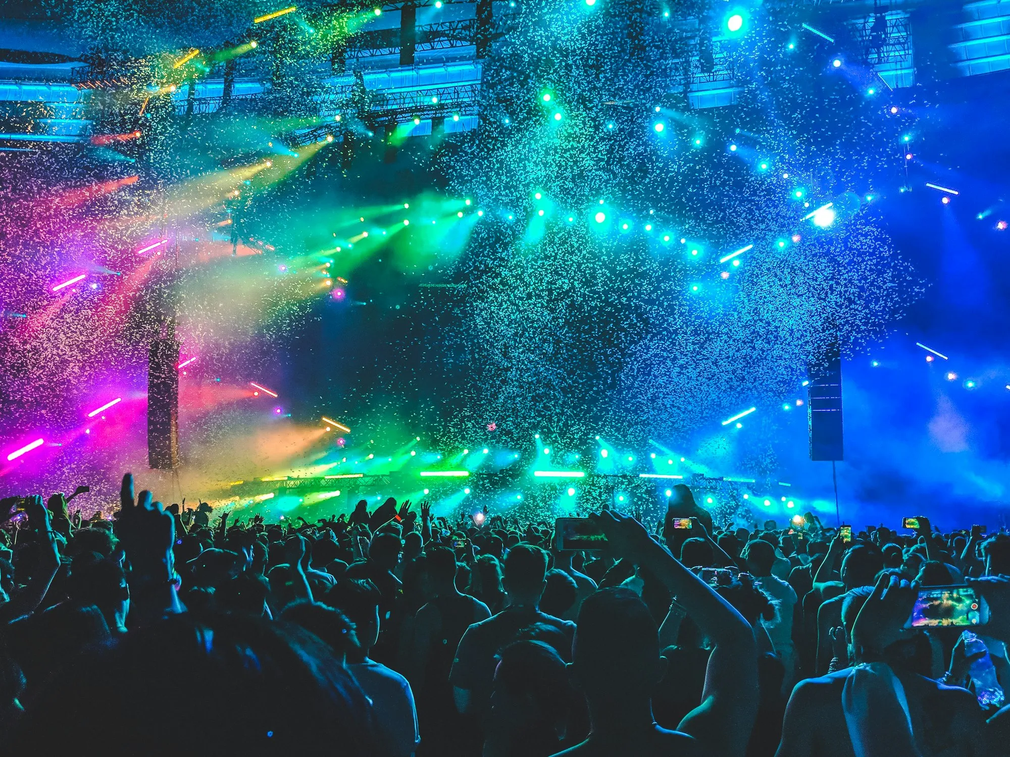 Lasers multicolores au-dessus d’une foule compacte