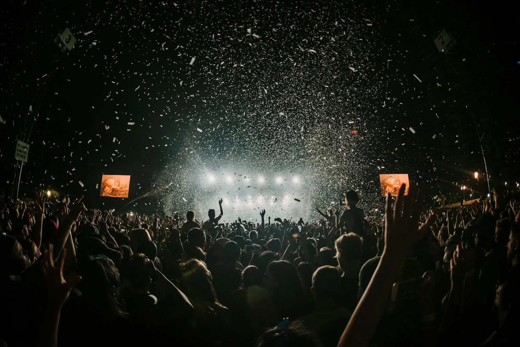 Confettis dans la nuit au-dessus du public