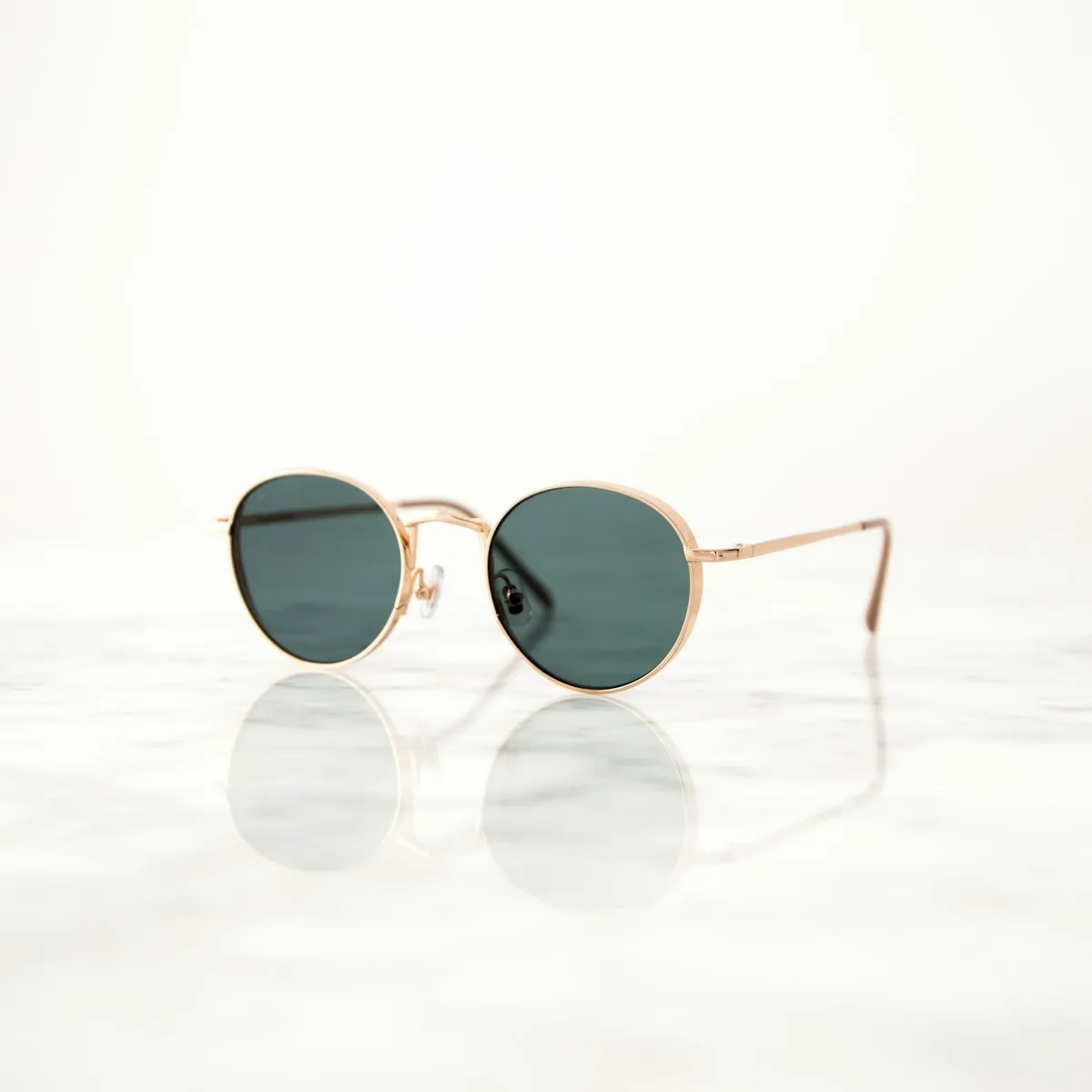 Lunettes de soleil à monture dorée