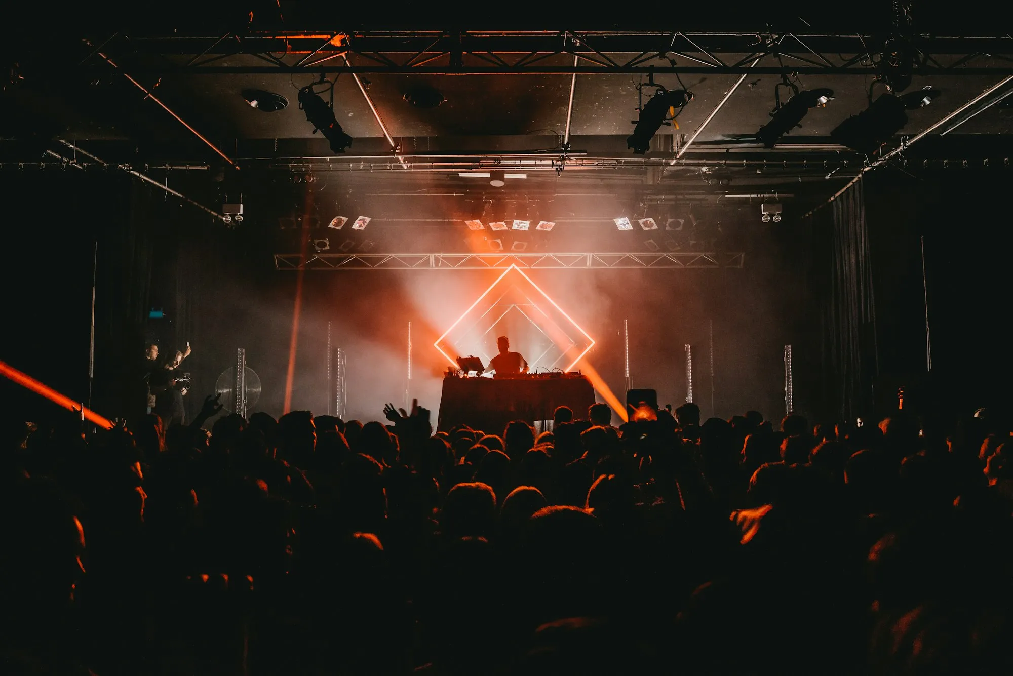 DJ sur scène devant la foule